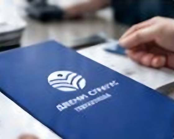 Синя брандирана папка с логото на печатницата